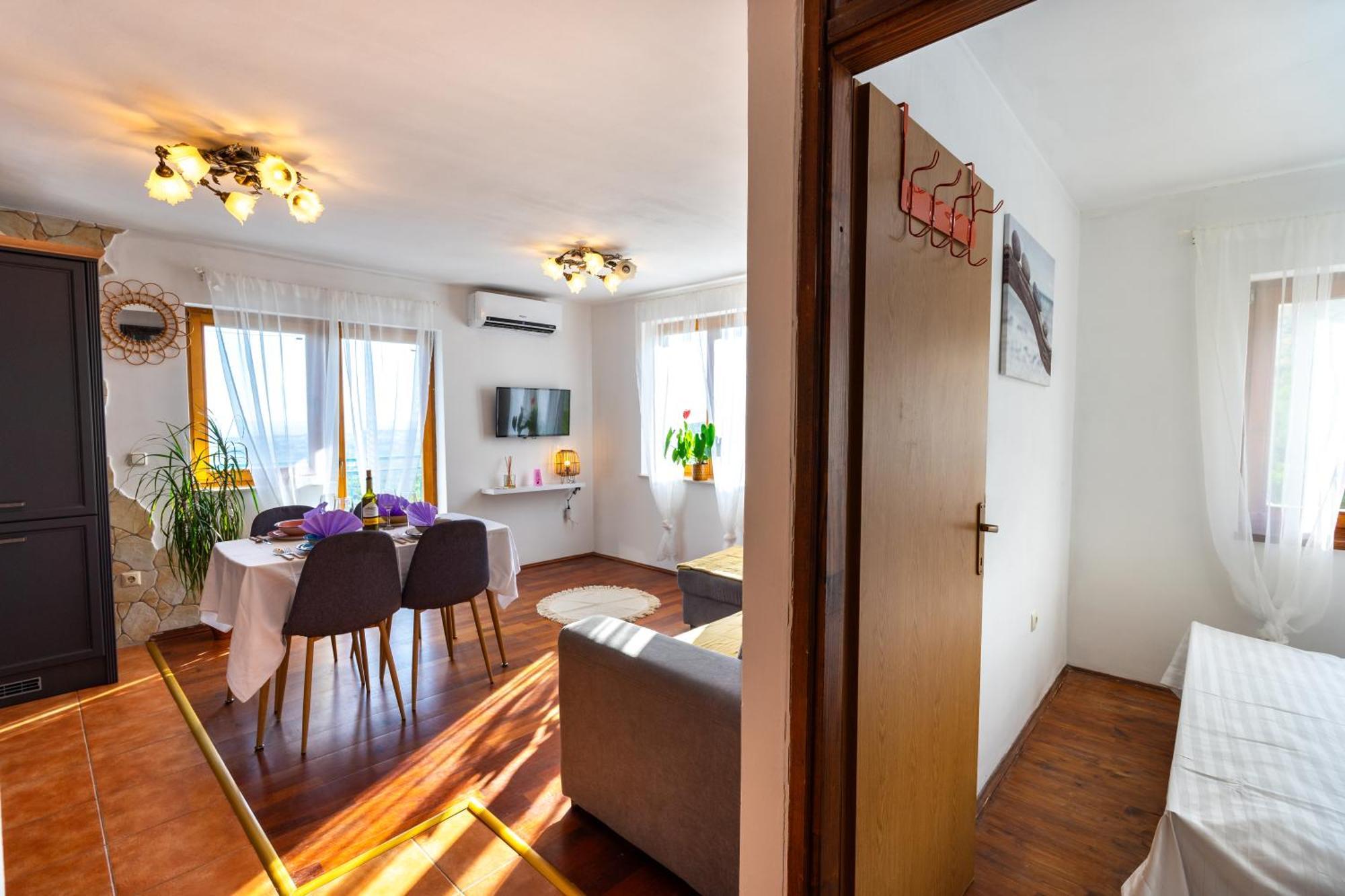הוילה Olive Garden House In Zrnovnica With A View & Bbq מראה חיצוני תמונה